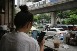 Facebook, Line, App Store