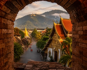 Vue dorée de la vieille ville de Chiang Mai avec temples traditionnels, montagnes brumeuses et Doi Suthep en arrière-plan
