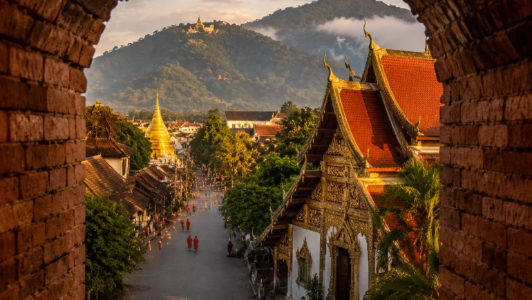 Vue dorée de la vieille ville de Chiang Mai avec temples traditionnels, montagnes brumeuses et Doi Suthep en arrière-plan