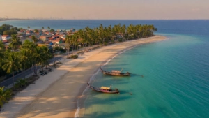 Vue aérienne d'une plage de sable près de Bangkok avec eau turquoise, bateaux à longue queue traditionnels et palmiers, illus