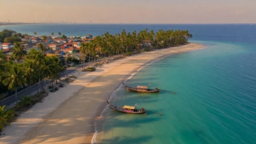Vue aérienne d'une plage de sable près de Bangkok avec eau turquoise, bateaux à longue queue traditionnels et palmiers, illus