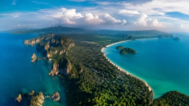 Vue aérienne panoramique des deux façades maritimes de la Thaïlande, entre falaises calcaires, îles tropicales, plages de sab