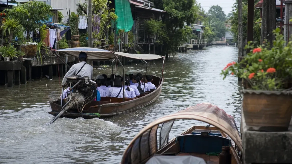 Méconnu des expatriés, le canal Phasi Charoen teste bateaux-écoles et taxis fluviaux