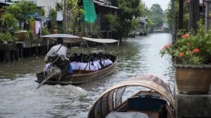 Méconnu des expatriés, le canal Phasi Charoen teste bateaux-écoles et taxis fluviaux