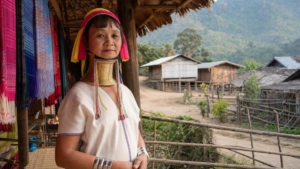 Portrait respectueux d’une femme Kayan portant des anneaux de laiton autour du cou dans un village du nord de la Thaïlande.
