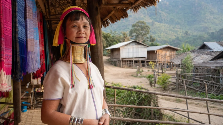 Portrait respectueux d’une femme Kayan portant des anneaux de laiton autour du cou dans un village du nord de la Thaïlande.