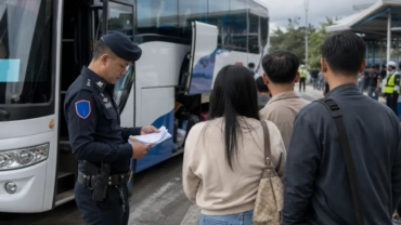 Contrôle des documents devant un autocar interprovincial thaïlandais
