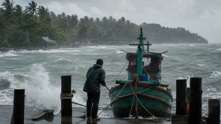 Pêcheur sécurisant son bateau sous la pluie et la tempête
