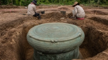 Tambour de bronze ancien révélé lors de fouilles archéologiques en Thaïlande