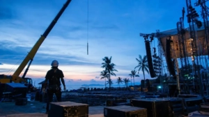 Scène de festival électronique en construction au bord tropical