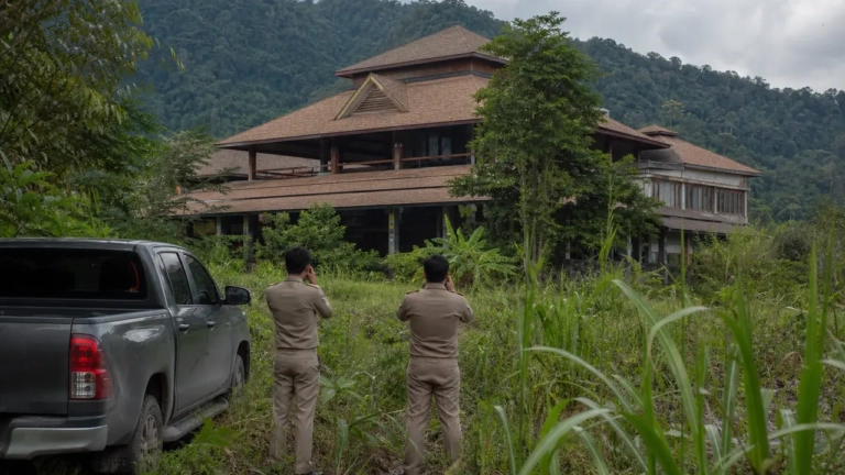 Officials document a resort bungalow dans une réserve forestière