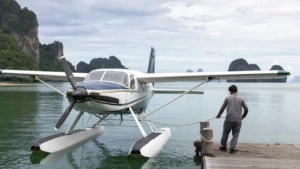 Hydravion amarré près d’un quai, baies tropicales en arrière-plan