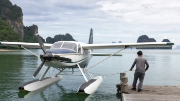 Hydravion amarré près d’un quai, baies tropicales en arrière-plan