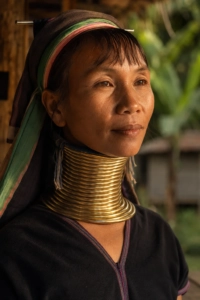 Portrait photograph d'une femme kayan Lahwi portant des spirales traditionnelles en laiton autour du cou, photographiée avec