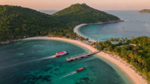 Vue aérienne panoramique de l'île de Koh Tao dans le golfe de Thaïlande, montrant ses baies turquoise, ses plages de sable bl