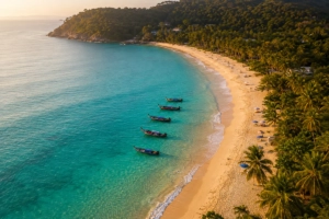 Vue aérienne de la plage de Nai Harn dans le sud de Phuket, Thaïlande, montrant une baie en forme de croissant avec des eaux