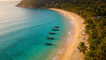 Vue aérienne de la plage de Nai Harn dans le sud de Phuket, Thaïlande, montrant une baie en forme de croissant avec des eaux