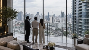 Acheteurs visitant un luxueux condominium surplombant Bangkok