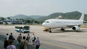 Avion de ligne et voyageurs se dirigeant vers la navette
