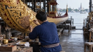 Dans les ateliers de Bangkok, les artisans restaurent les barges royales