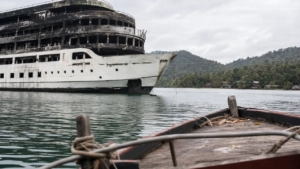 Le Galaxy abandonné, marqué par le feu, flotte au large de Koh Chang